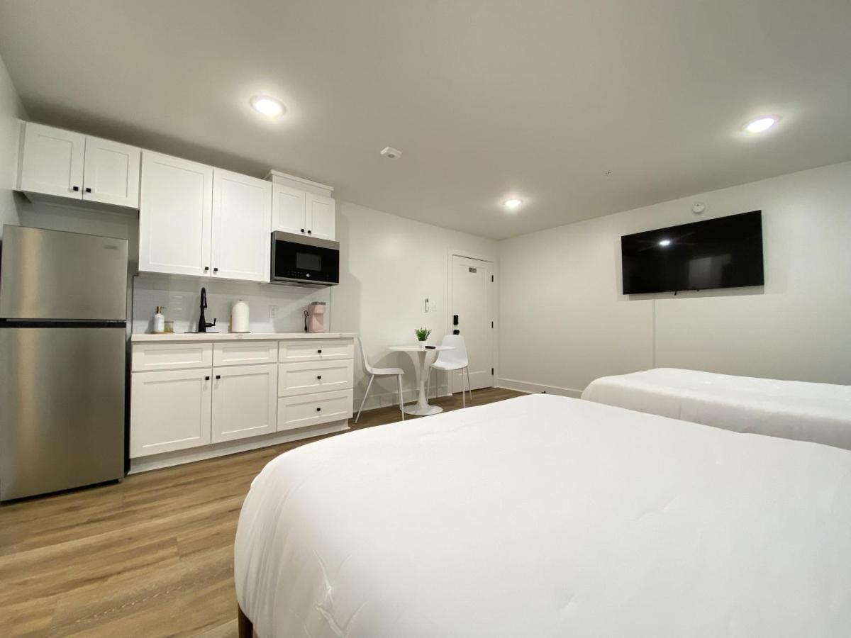 Tropical Springs Studio Apartment Two Queen Beds Galveston Exteriör bild